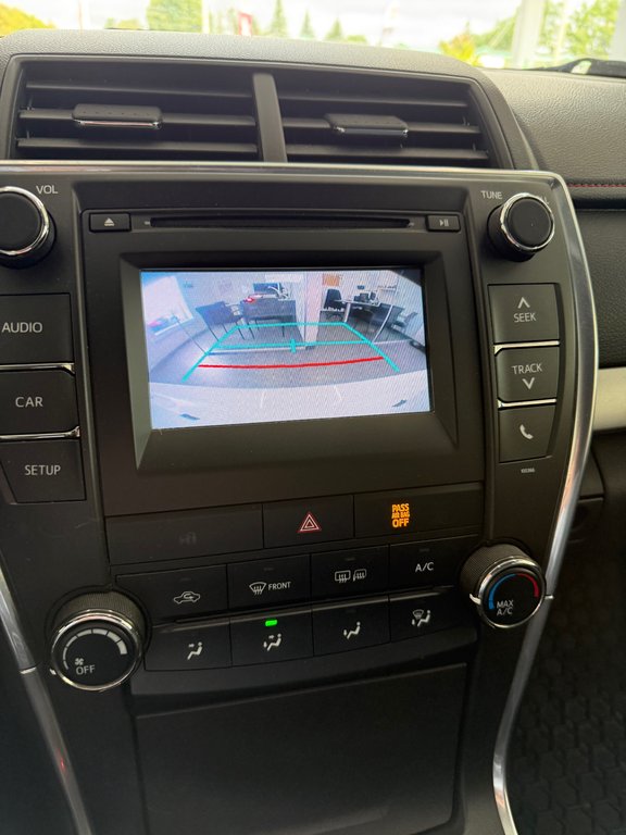 2015 Toyota Camry SE in Magog, Quebec - 13 - w1024h768px