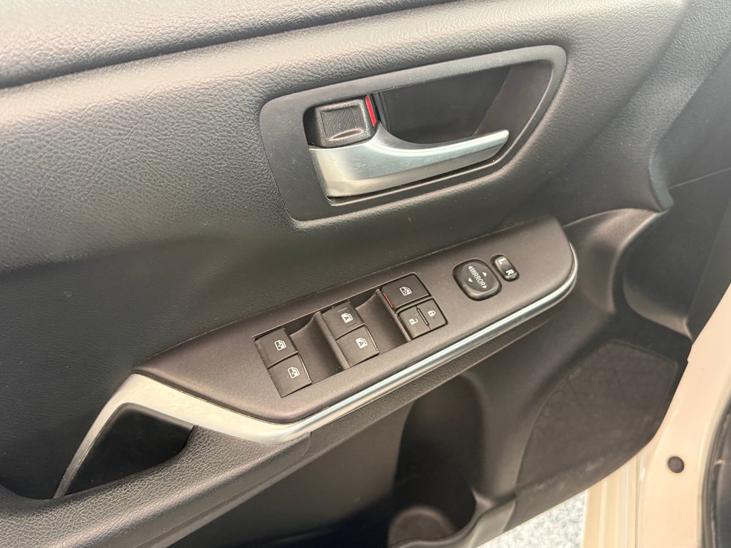 2015 Toyota Camry SE in Magog, Quebec - 10 - w1024h768px