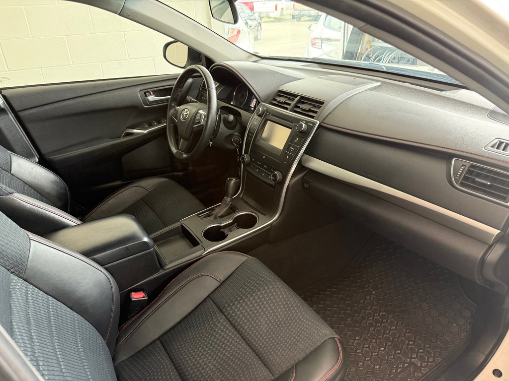 2015 Toyota Camry SE in Magog, Quebec - 8 - w1024h768px