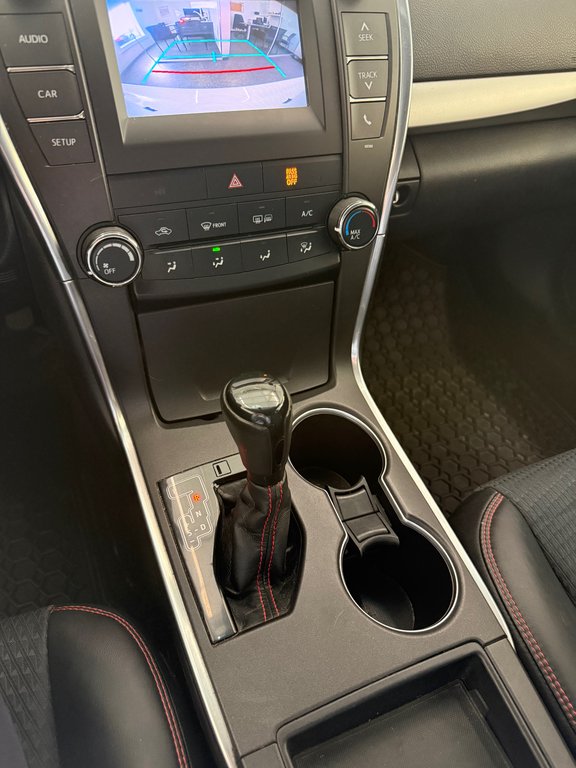 2015 Toyota Camry SE in Magog, Quebec - 12 - w1024h768px