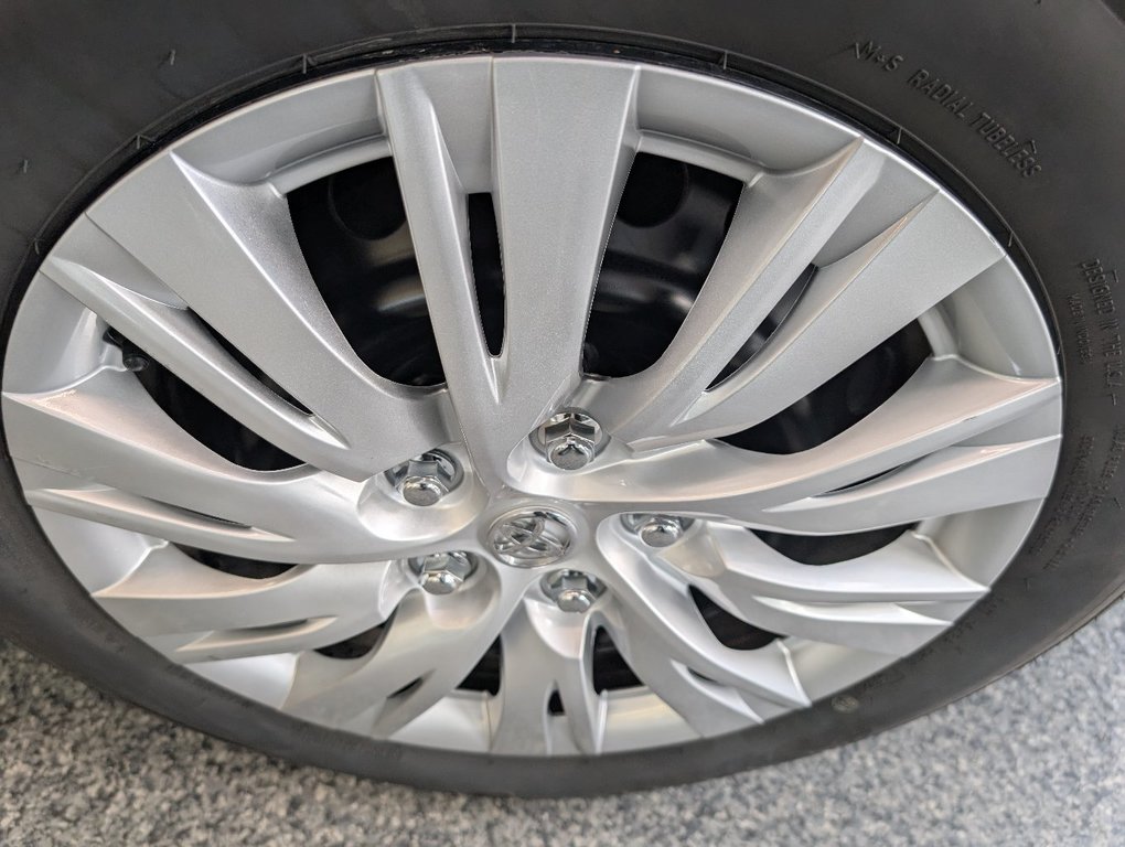 Toyota Camry LE, A/C, 2017 à Magog, Québec - 23 - w1024h768px