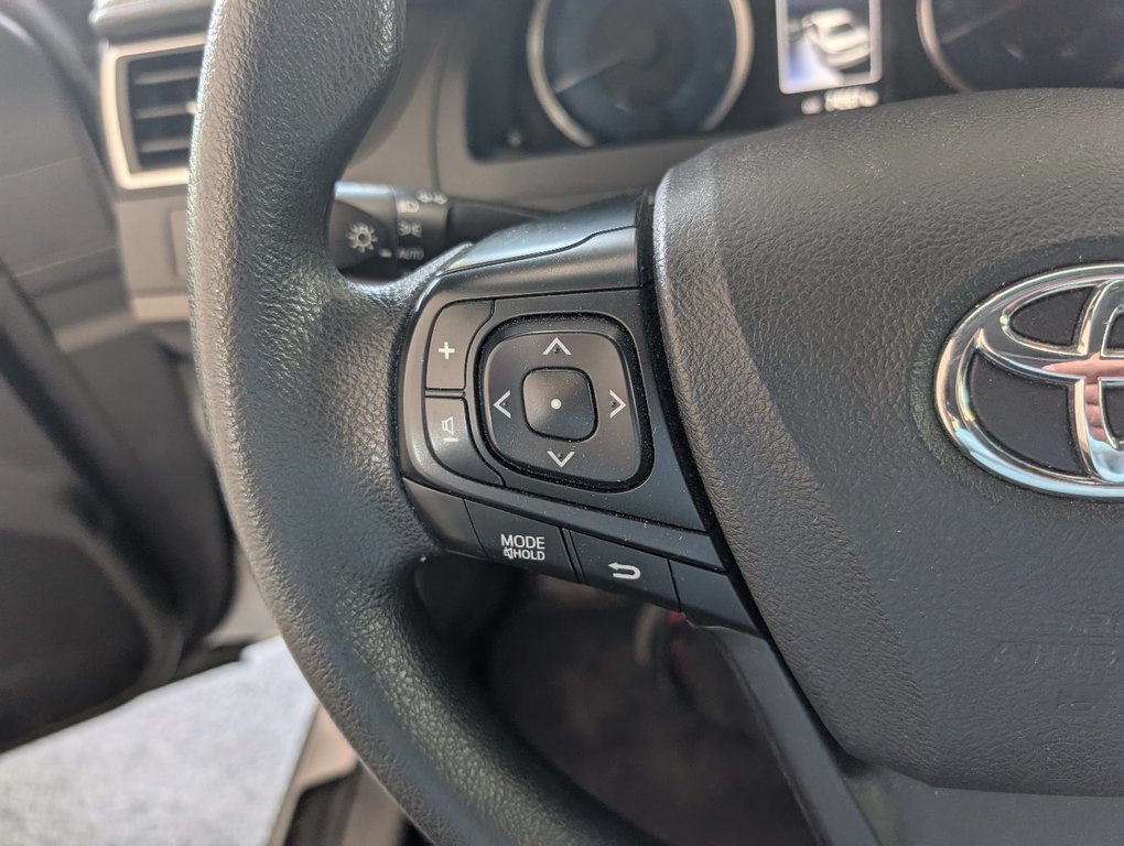 Toyota Camry LE, A/C, 2017 à Magog, Québec - 17 - w1024h768px