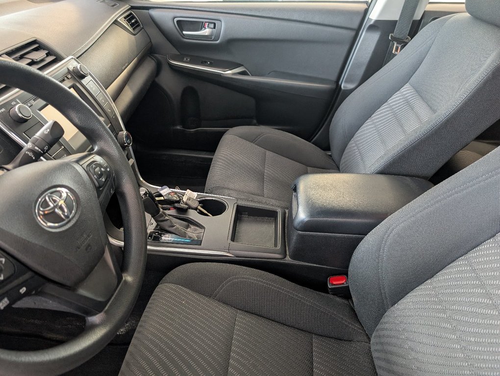 Toyota Camry LE, A/C, 2017 à Magog, Québec - 11 - w1024h768px