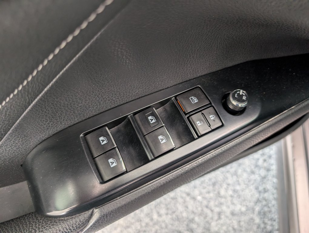2018 Toyota Camry XSE in Magog, Quebec - 15 - w1024h768px