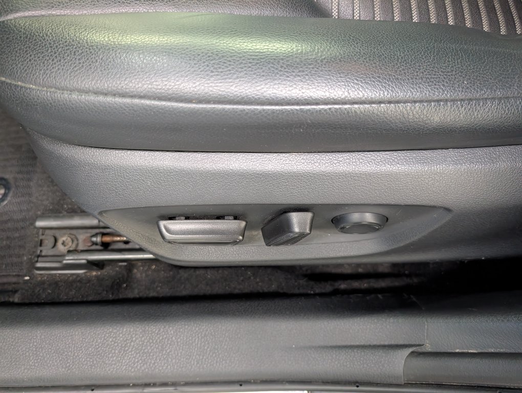 2019 Toyota Camry SE in Magog, Quebec - 14 - w1024h768px