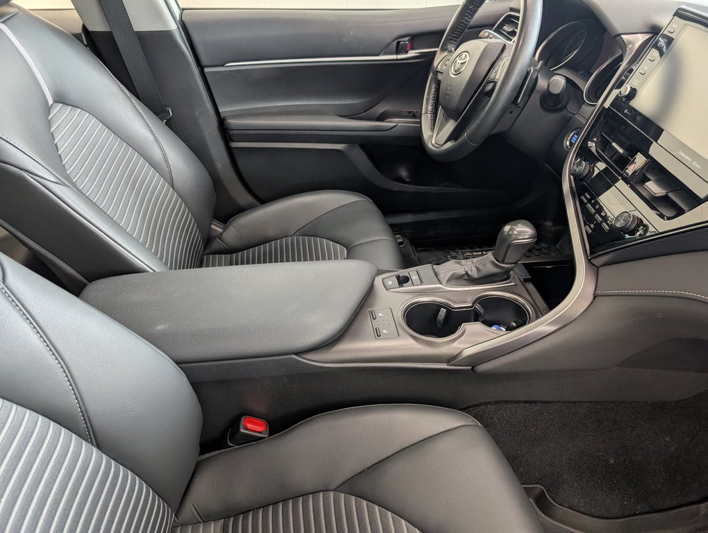 Toyota Camry SE AWD, 2023 à Magog, Québec - 8 - w1024h768px