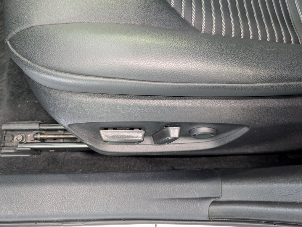 Toyota Camry SE AWD, 2023 à Magog, Québec - 13 - w1024h768px