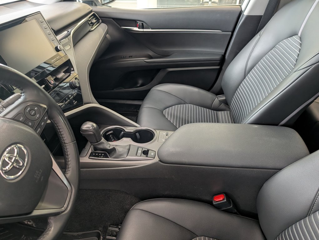 Toyota Camry SE AWD, 2023 à Magog, Québec - 11 - w1024h768px