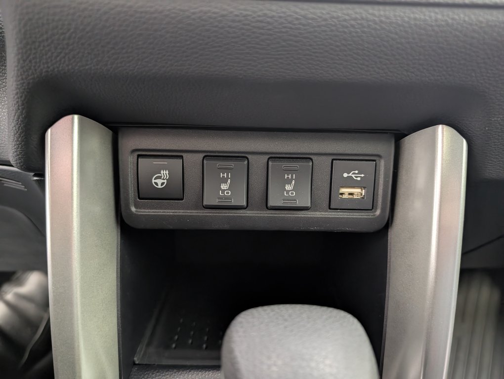 2022 Toyota Corolla Cross LE AWD in Magog, Quebec - 17 - w1024h768px