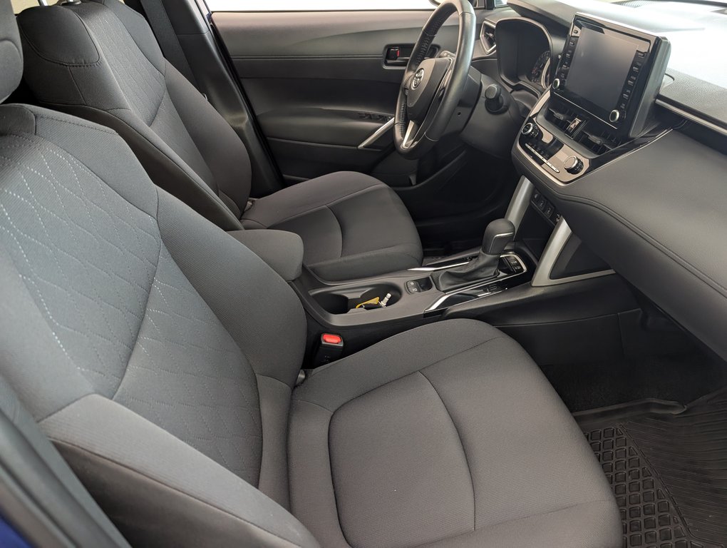 2022 Toyota Corolla Cross LE AWD in Magog, Quebec - 9 - w1024h768px