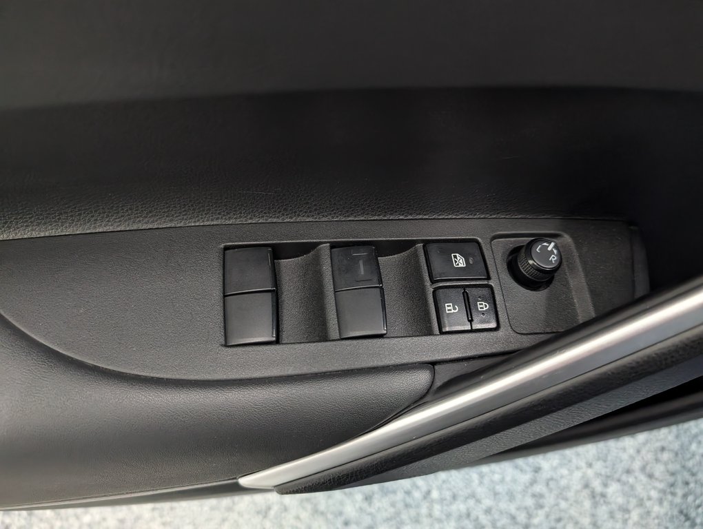 2022 Toyota Corolla Cross LE AWD in Magog, Quebec - 14 - w1024h768px