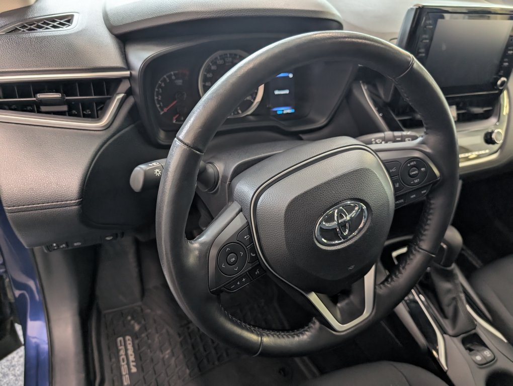 2022 Toyota Corolla Cross LE AWD in Magog, Quebec - 13 - w1024h768px