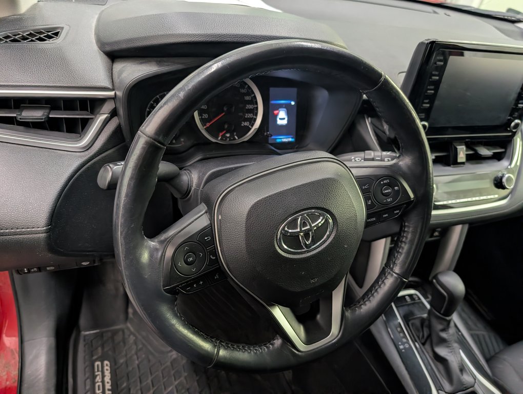 2022 Toyota Corolla Cross LE AWD in Magog, Quebec - 13 - w1024h768px