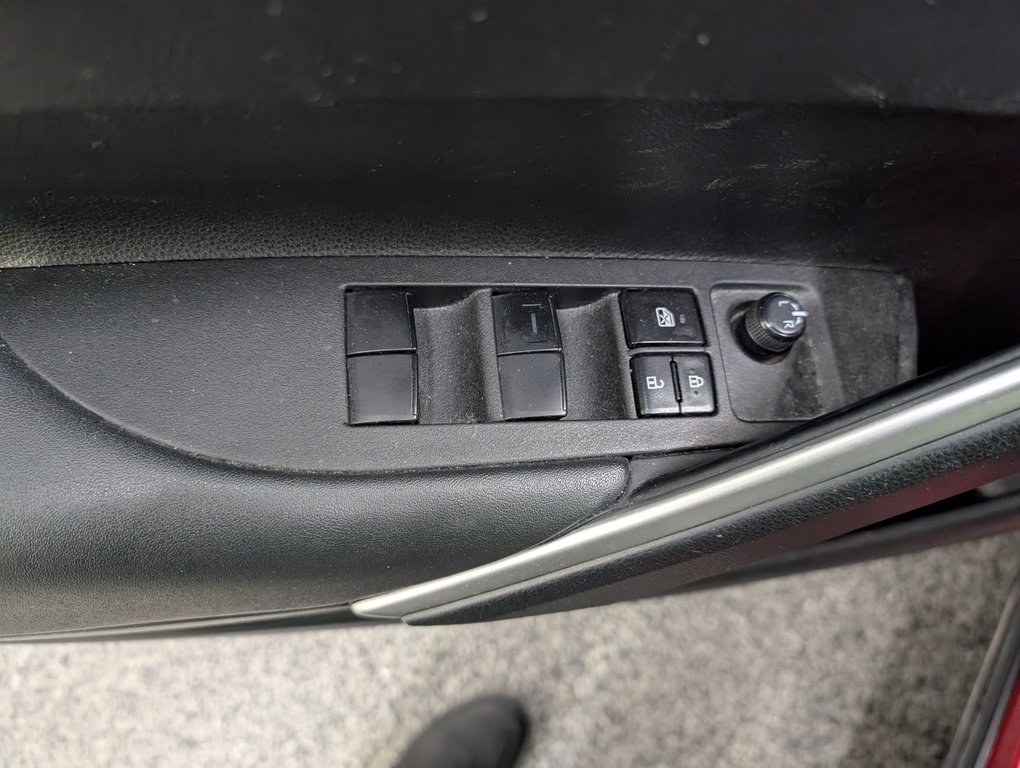 2022 Toyota Corolla Cross LE AWD in Magog, Quebec - 14 - w1024h768px