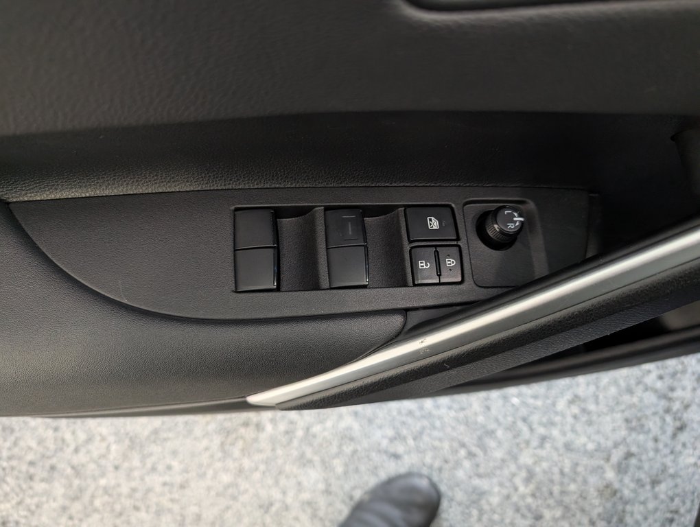 Toyota Corolla Cross XLE AWD, 2022 à Magog, Québec - 14 - w1024h768px