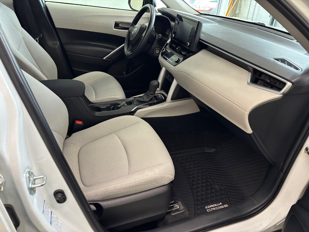 2022 Toyota Corolla Cross L AWD, in Magog, Quebec - 9 - w1024h768px
