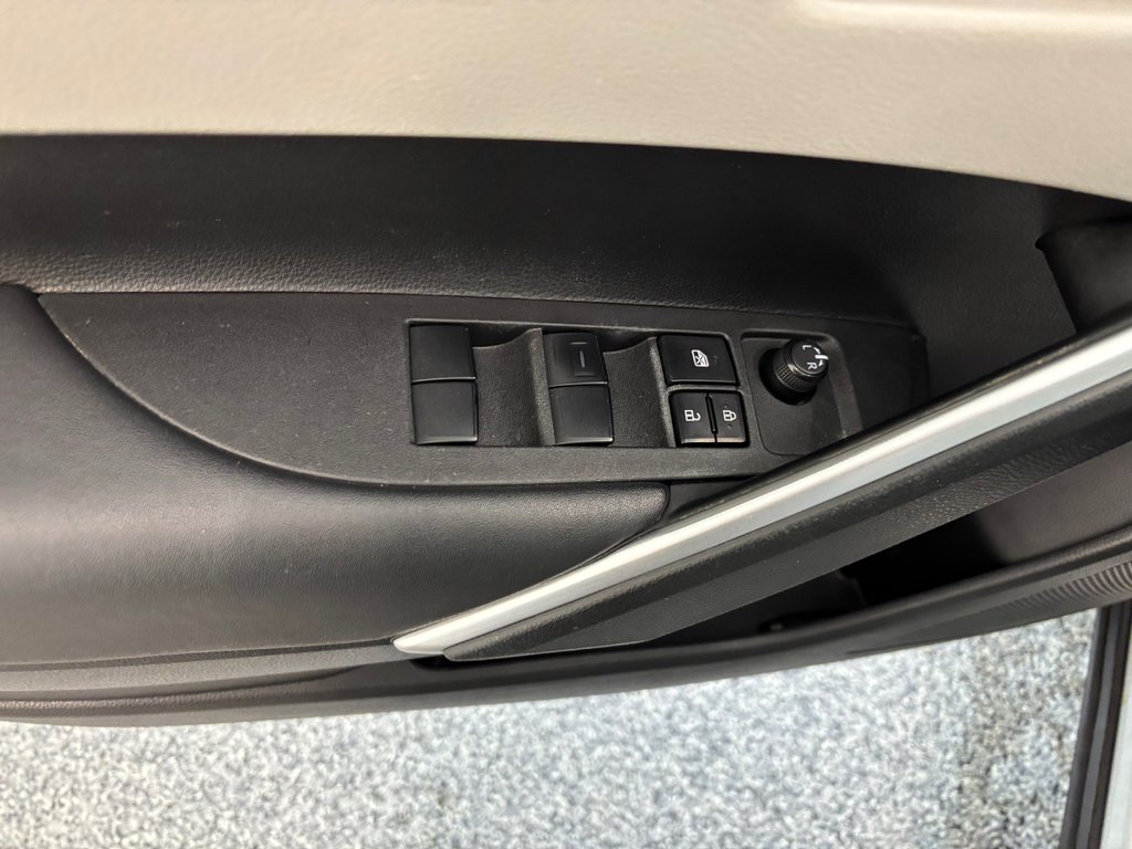2022 Toyota Corolla Cross L AWD, in Magog, Quebec - 14 - w1024h768px