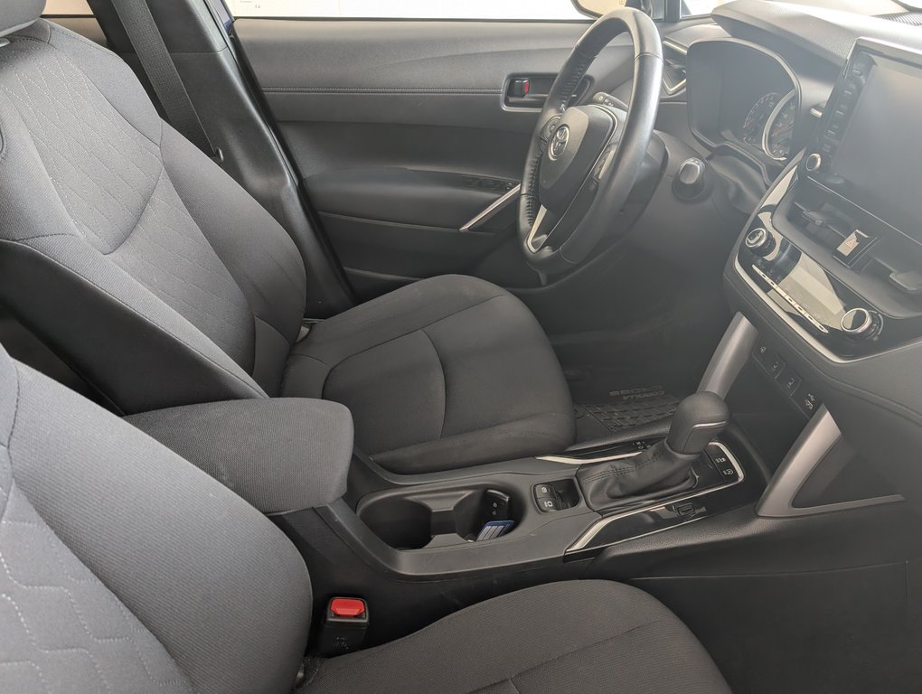 2022 Toyota Corolla Cross LE AWD in Magog, Quebec - 8 - w1024h768px