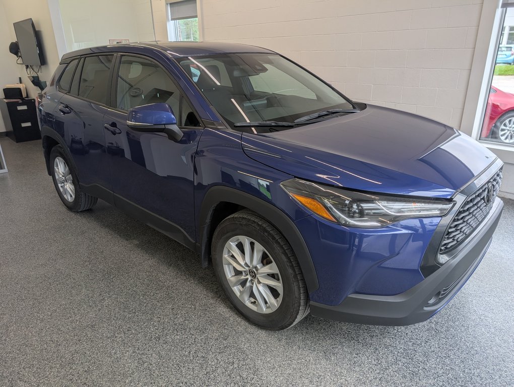2022 Toyota Corolla Cross LE AWD in Magog, Quebec - 1 - w1024h768px