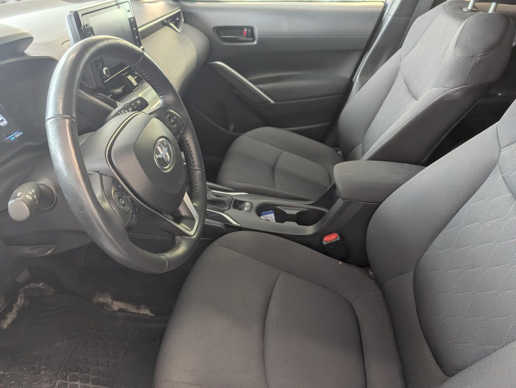 2022 Toyota Corolla Cross LE AWD in Magog, Quebec - 11 - w1024h768px