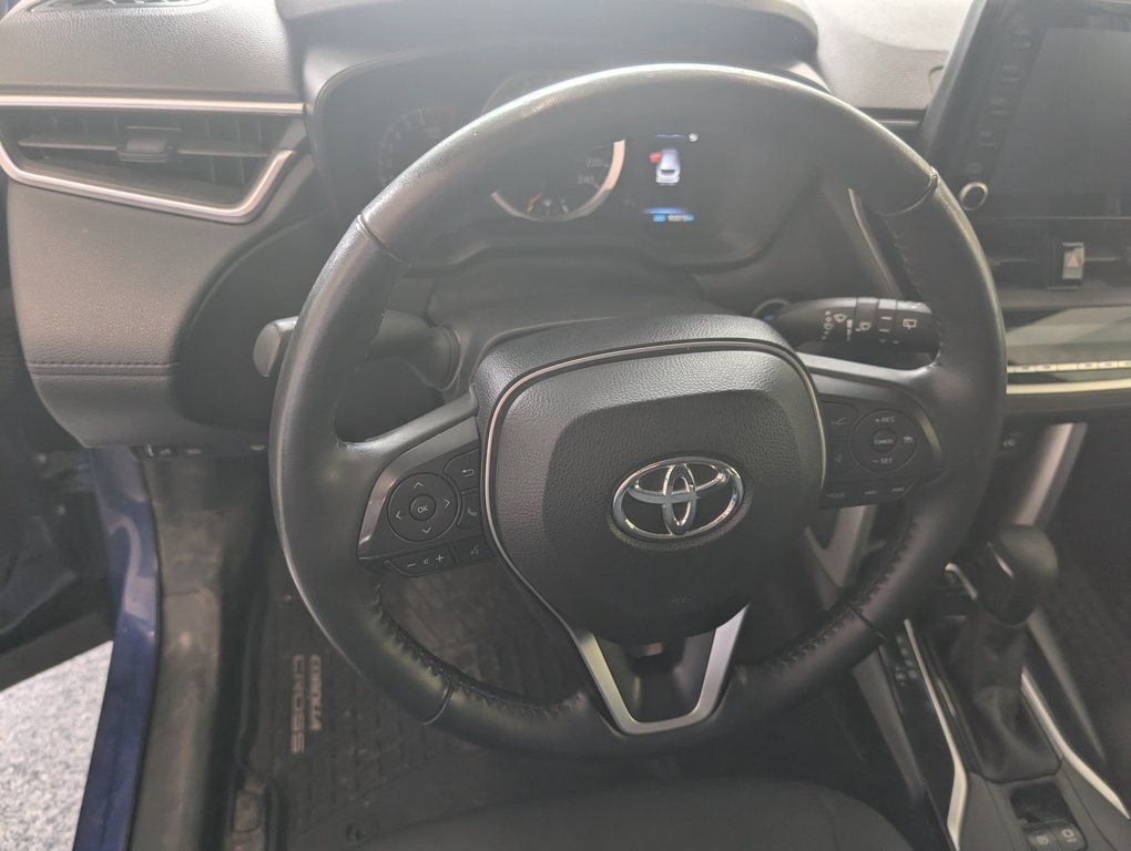 2022 Toyota Corolla Cross LE AWD in Magog, Quebec - 12 - w1024h768px