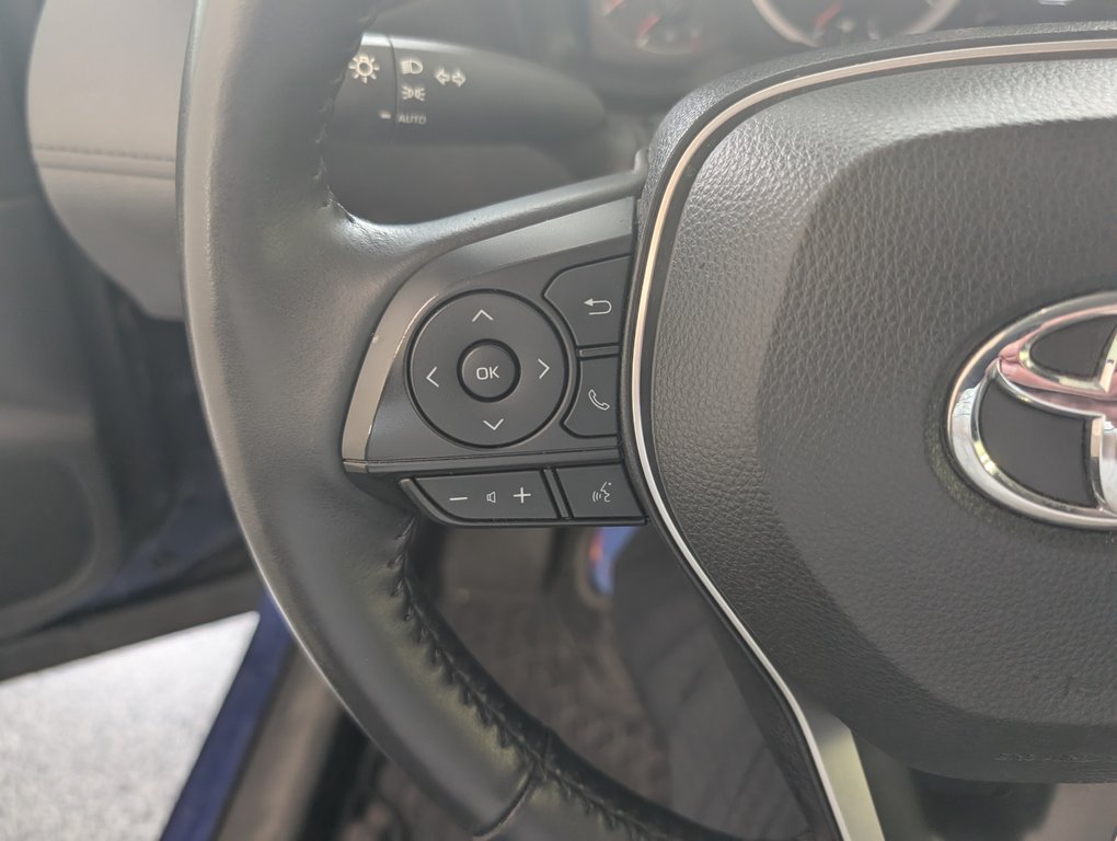 2022 Toyota Corolla Cross LE AWD in Magog, Quebec - 17 - w1024h768px