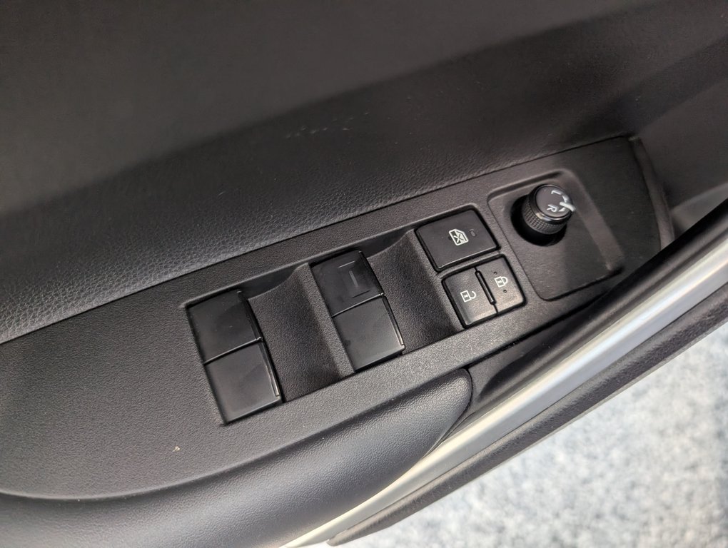2022 Toyota Corolla Cross LE AWD in Magog, Quebec - 13 - w1024h768px