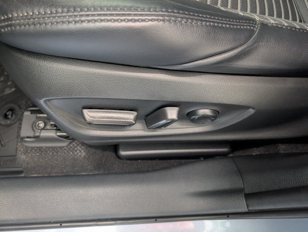 2023 Toyota Corolla Cross XSE HYBRID AWD in Magog, Quebec - 12 - w1024h768px