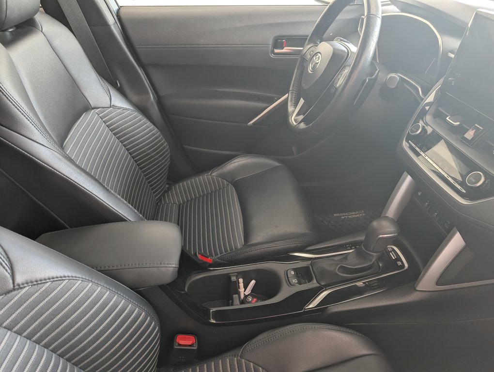 2023 Toyota Corolla Cross XSE HYBRID AWD in Magog, Quebec - 7 - w1024h768px