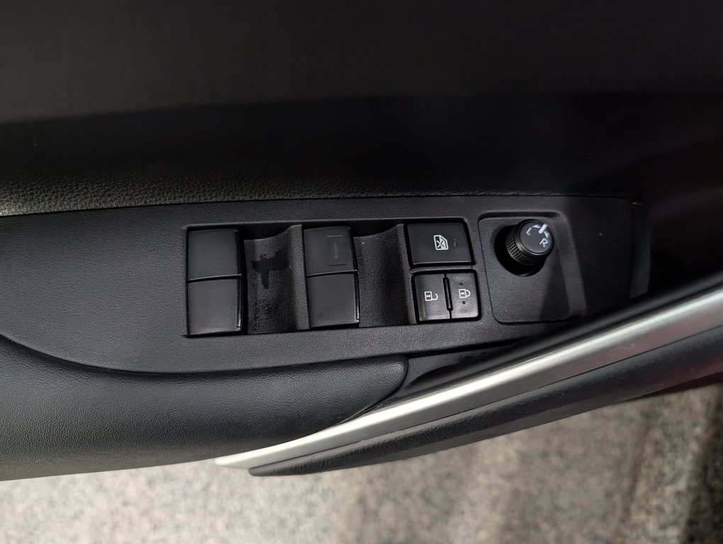 2024 Toyota Corolla Cross LE AWD, GARANTIE JUSQU EN 2028, in Magog, Quebec - 14 - w1024h768px