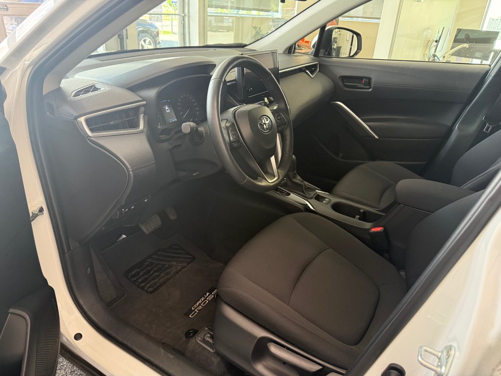 2024 Toyota Corolla Cross LE AWD in Magog, Quebec - 12 - w1024h768px