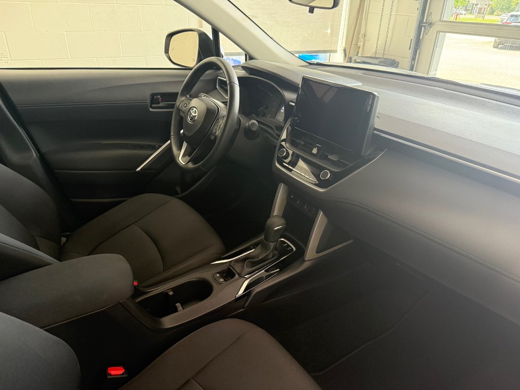 2024 Toyota Corolla Cross LE AWD in Magog, Quebec - 10 - w1024h768px