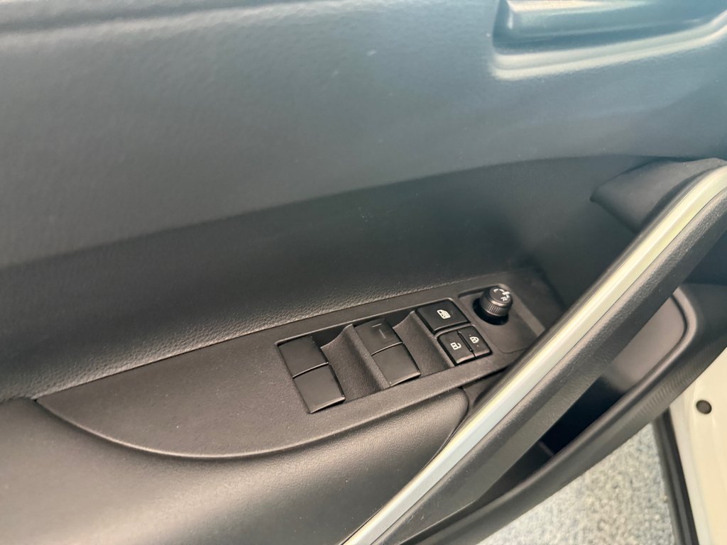 2024 Toyota Corolla Cross LE AWD in Magog, Quebec - 13 - w1024h768px
