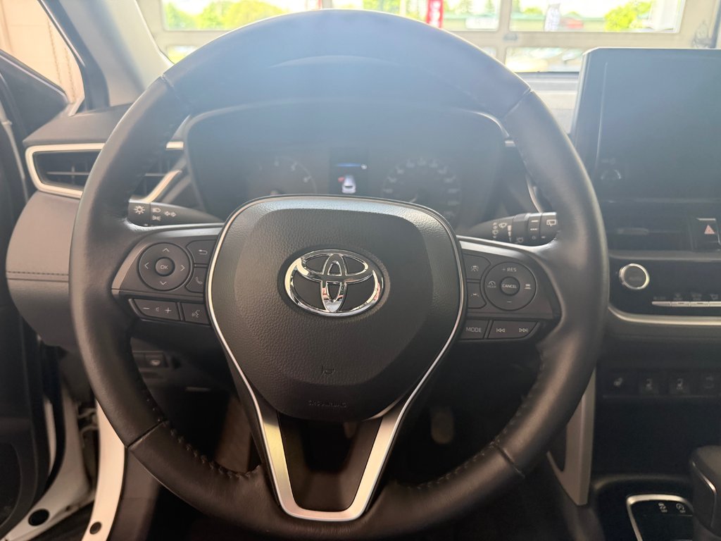 2024 Toyota Corolla Cross LE AWD in Magog, Quebec - 14 - w1024h768px