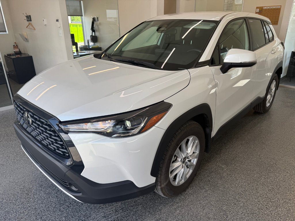 2024 Toyota Corolla Cross LE AWD in Magog, Quebec - 6 - w1024h768px