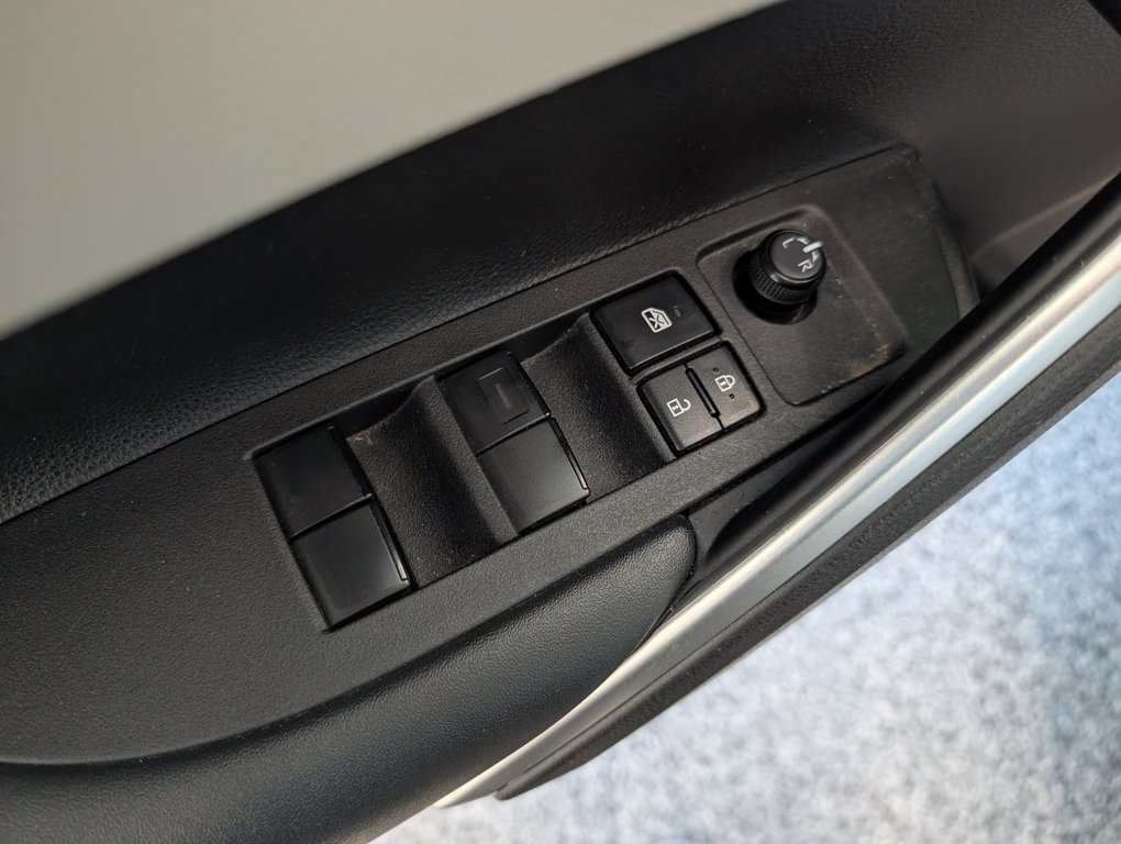 2024 Toyota Corolla Cross L AWD, in Magog, Quebec - 12 - w1024h768px