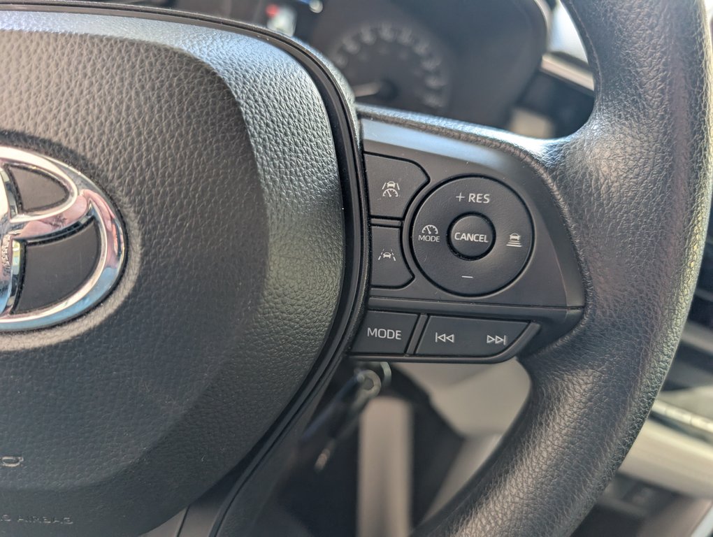 2024 Toyota Corolla Cross L AWD, in Magog, Quebec - 18 - w1024h768px