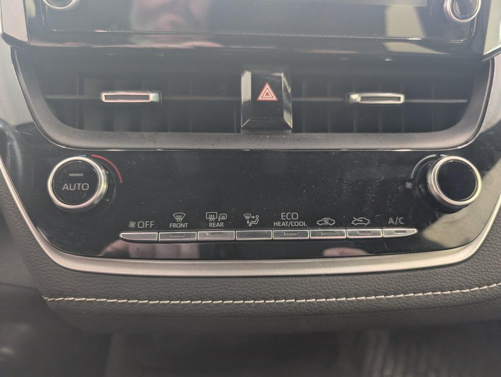 2022 Toyota Corolla Hatchback in Magog, Quebec - 16 - w1024h768px
