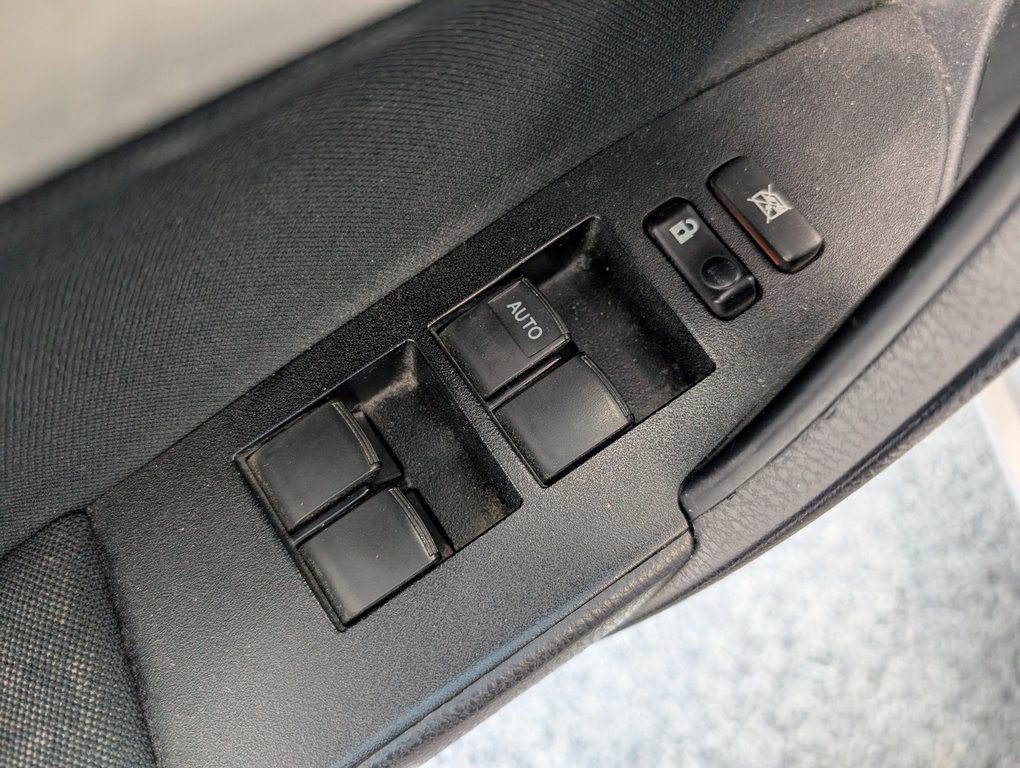 2014 Toyota Corolla LE in Magog, Quebec - 13 - w1024h768px