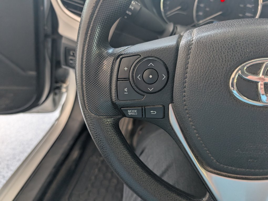 2014 Toyota Corolla LE in Magog, Quebec - 18 - w1024h768px