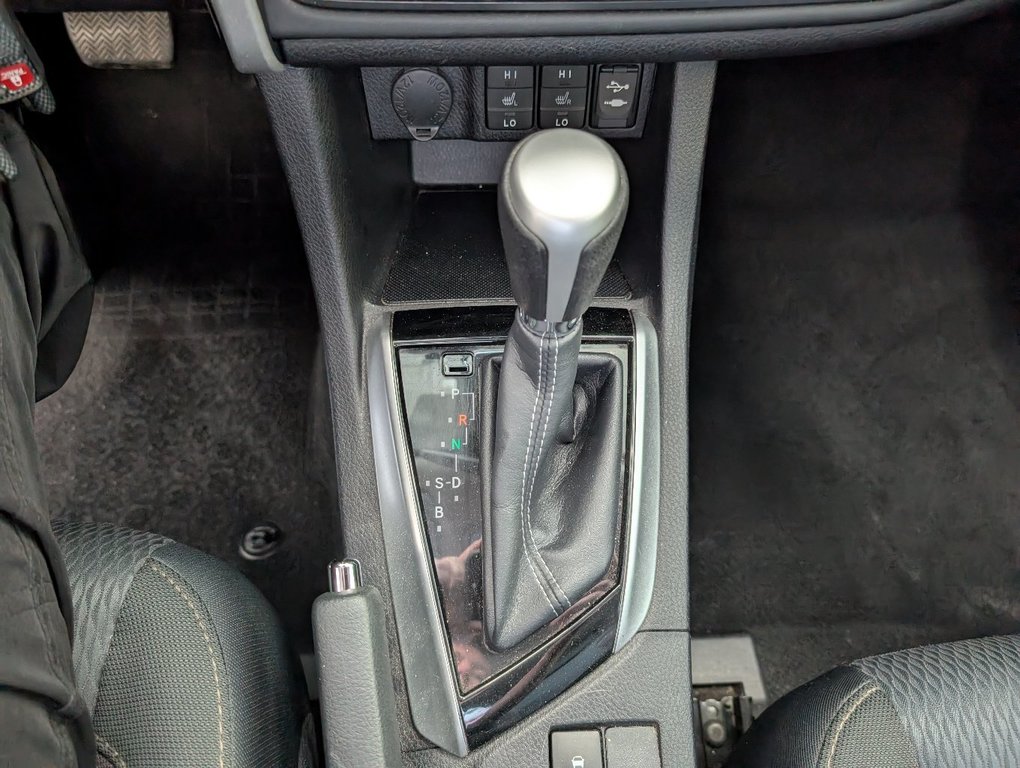 2017 Toyota Corolla LE in Magog, Quebec - 13 - w1024h768px