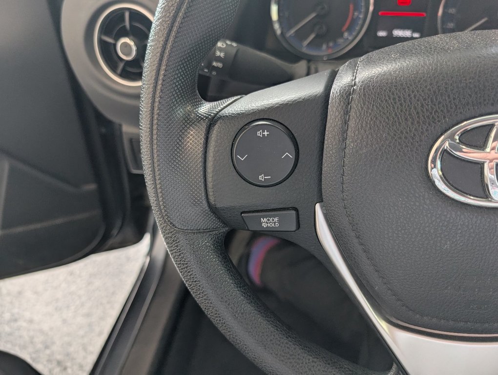 2017 Toyota Corolla LE in Magog, Quebec - 16 - w1024h768px