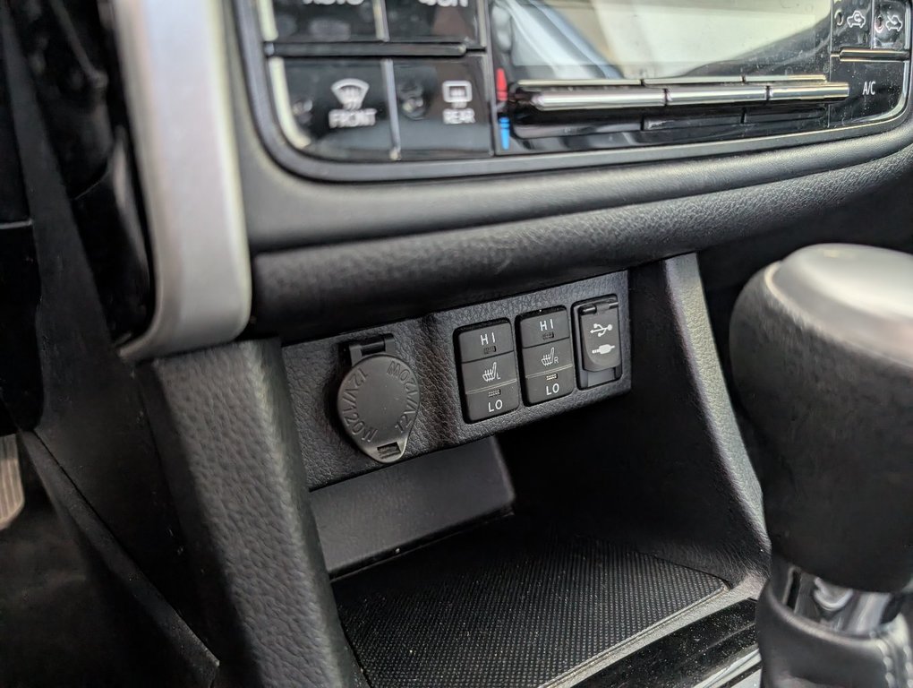 2017 Toyota Corolla LE in Magog, Quebec - 14 - w1024h768px