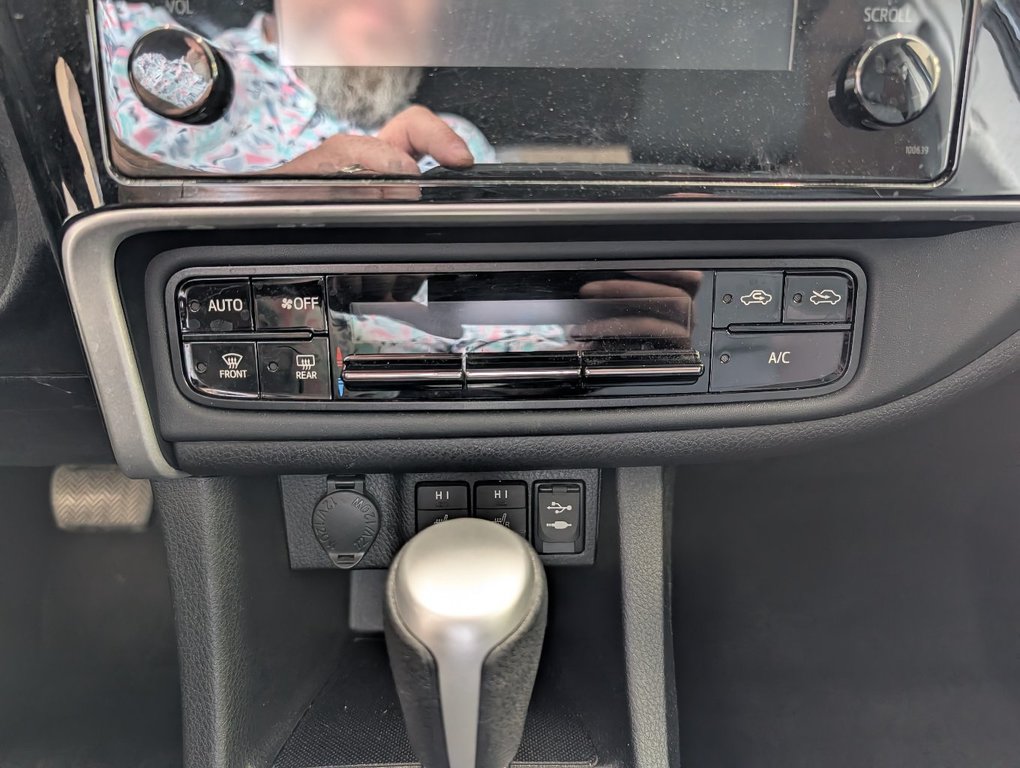 2017 Toyota Corolla LE in Magog, Quebec - 15 - w1024h768px