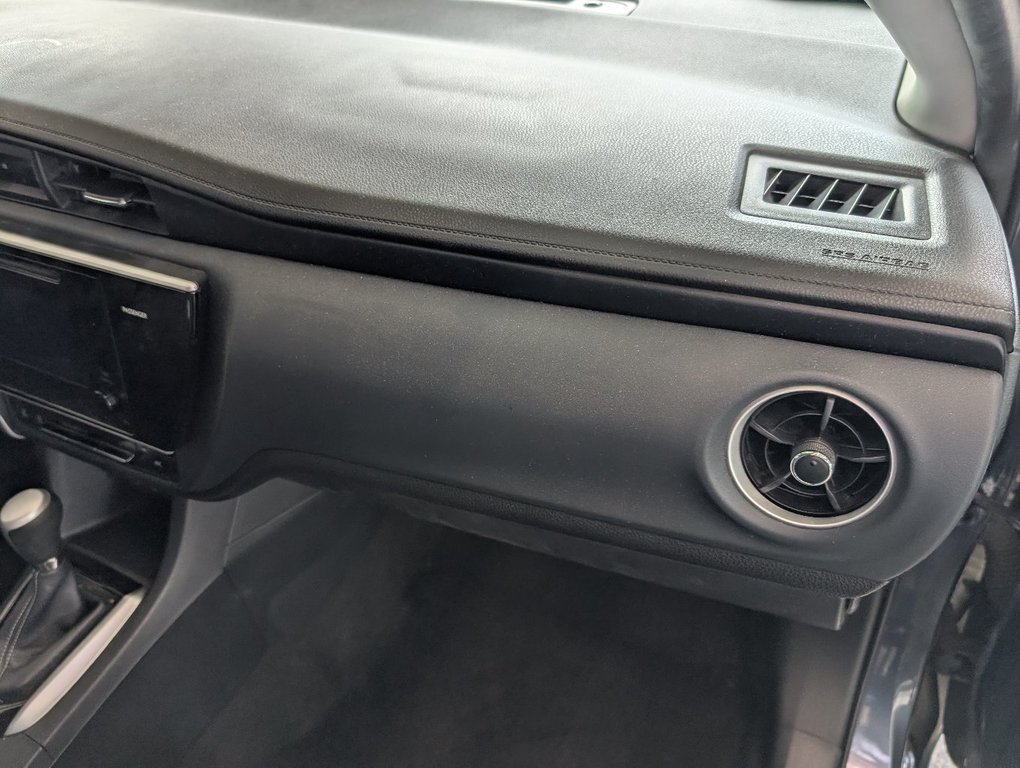 2017 Toyota Corolla LE in Magog, Quebec - 8 - w1024h768px