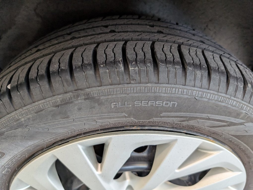 2017 Toyota Corolla LE in Magog, Quebec - 21 - w1024h768px