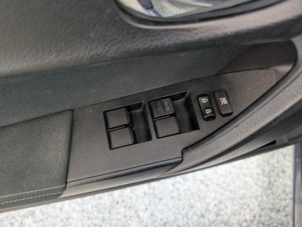 2017 Toyota Corolla LE in Magog, Quebec - 11 - w1024h768px