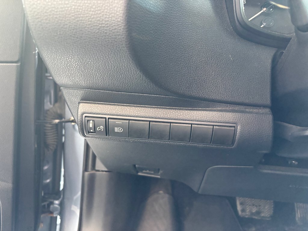 2021 Toyota Corolla L in Magog, Quebec - 15 - w1024h768px