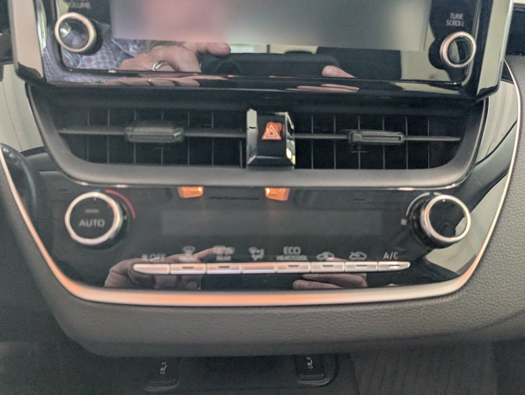 2022 Toyota Corolla LE in Magog, Quebec - 17 - w1024h768px