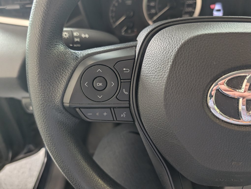 2022 Toyota Corolla LE in Magog, Quebec - 18 - w1024h768px
